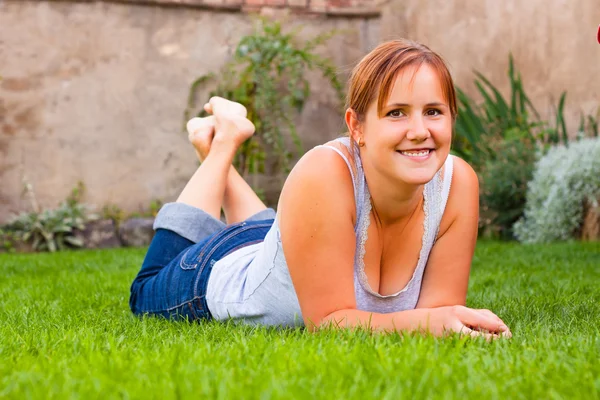 Mulher feliz bonita relaxante ao ar livre — Fotografia de Stock