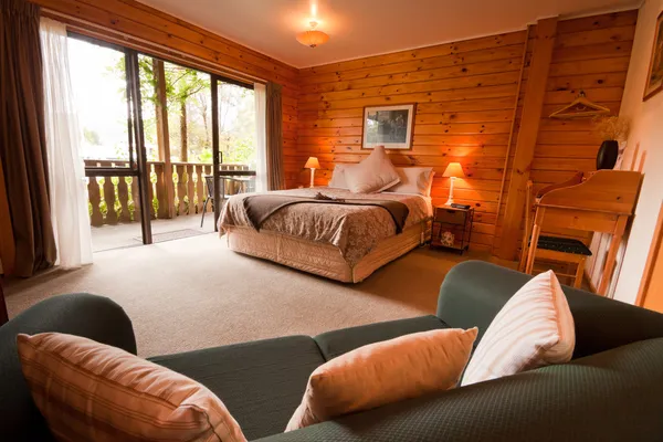Interiér ložnice dřevěná chata horské — Stock fotografie