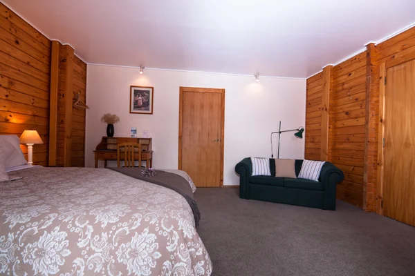 マウンテン ロッジの木製の寝室のインテリア — ストック写真