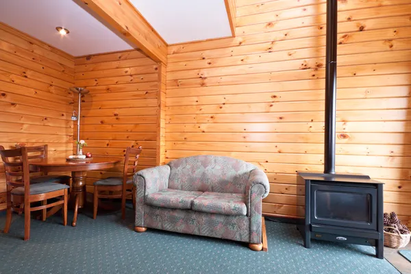 Lodge appartement intérieur avec cheminée — Photo