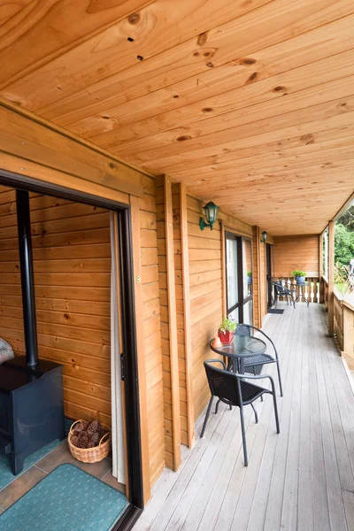 Terrasse der Berghütte aus Holz — Stockfoto
