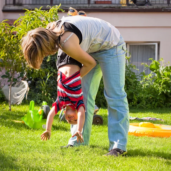 Žena a dítě chlapec zábava venku — Stock fotografie
