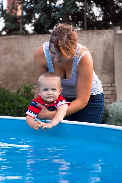 Mulher feliz e menino da criança explorar piscina ao ar livre — Fotografia de Stock