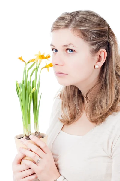 Traurig nachdenkliche Frau hält Blumentopf und riecht nach Blumen — Stockfoto