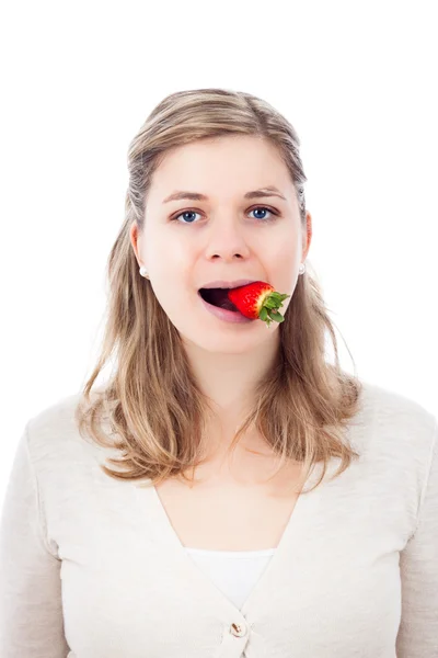 Mulher engraçada comendo morango — Fotografia de Stock