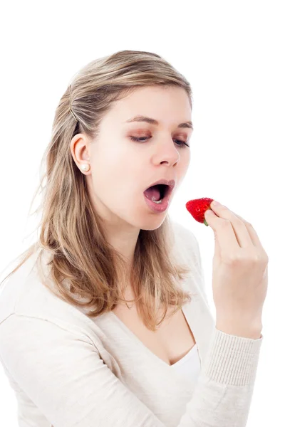 Vacker kvinna äta jordgubbar — Stockfoto