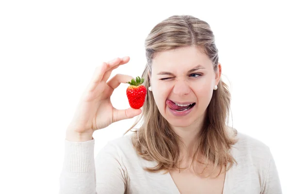 イチゴを楽しんでいる女性 — ストック写真