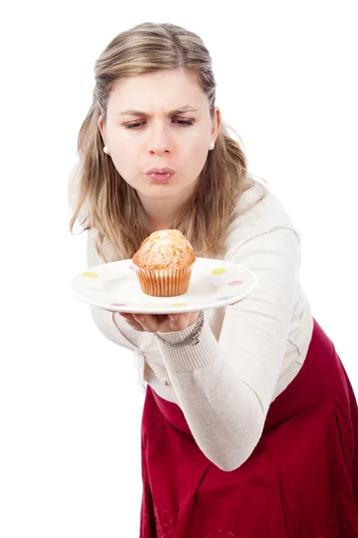 Lezzetli tatlı kek ile aç kadın — Stok fotoğraf