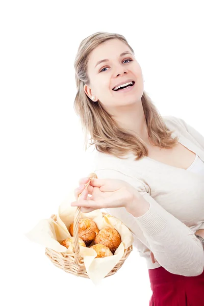 Mulher feliz segurando cesta com muffins — Fotografia de Stock
