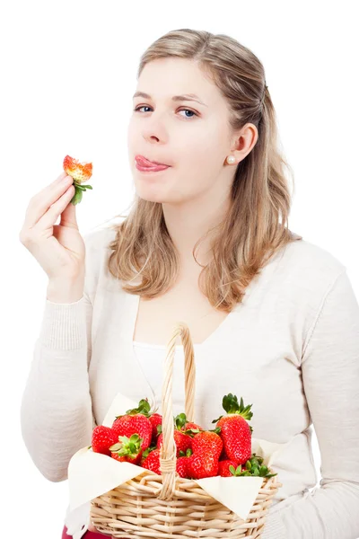 Frau isst frische Erdbeeren — Stockfoto