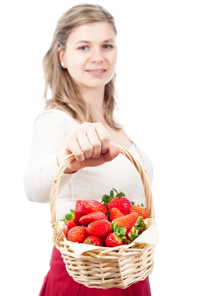 Ευτυχισμένη γυναίκα, κρατώντας το καλάθι με φράουλες — Φωτογραφία Αρχείου
