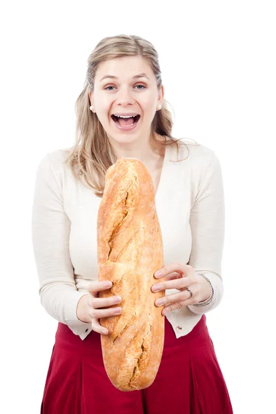 Žena se smíchem a držení bochník chleba — Stock fotografie