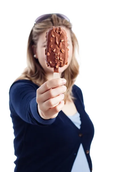 Vrouw met chocolade popsicle — Stockfoto