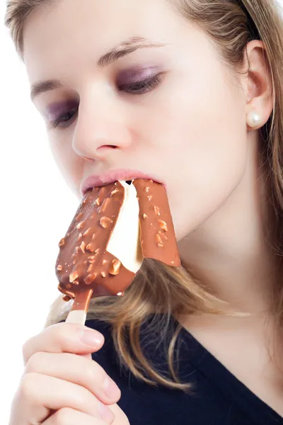 Krásná žena jíst zmrzlinu — Stock fotografie
