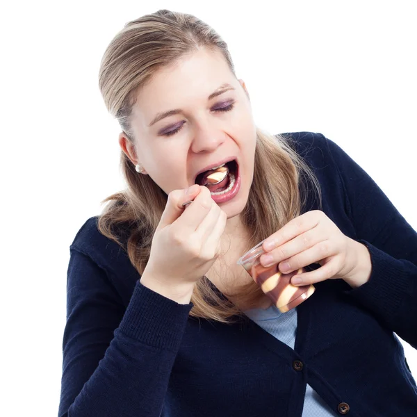 Mulher comendo doce sobremesa cremosa — Fotografia de Stock