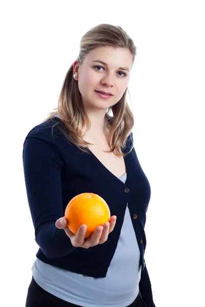 Mulher segurando laranja — Fotografia de Stock