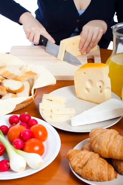 Cutting emmenthal cheese — Stock Photo, Image