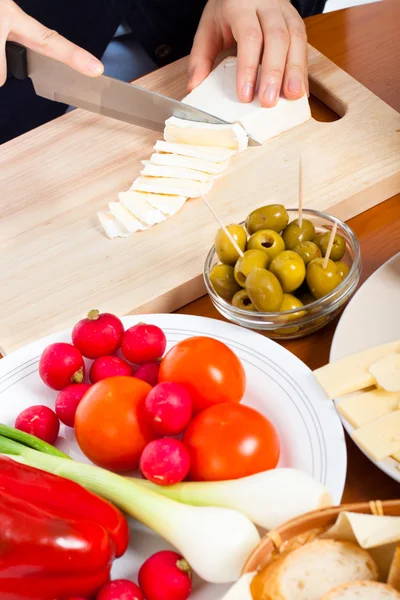 カマンベール チーズをカット — ストック写真