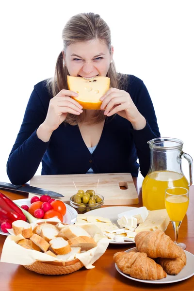 Mulher engraçada comer queijo — Fotografia de Stock