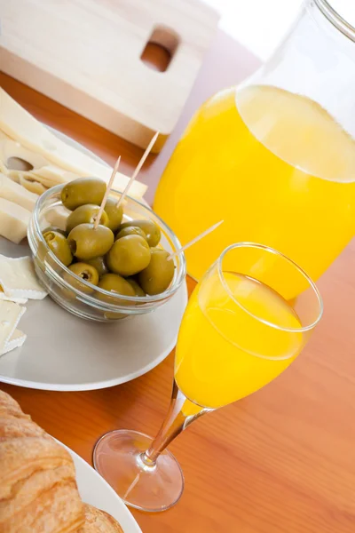 Tisch mit frischen Oliven und Saft — Stockfoto