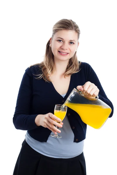 Счастливая женщина наливает сок — стоковое фото