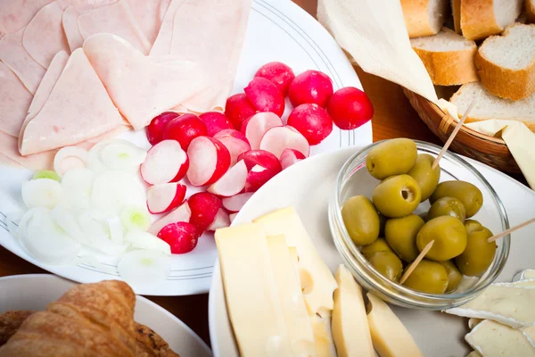 Tavolo con verdure fresche, formaggio e prosciutto — Foto Stock