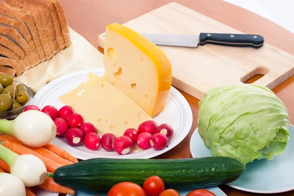 Förbereda grönsaker och ost — Stockfoto