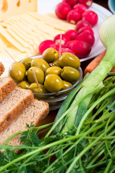 Färska grönsaker och gröna oliver — Stockfoto