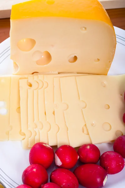 Τυρί έμμενταλ και ραπανάκια — Φωτογραφία Αρχείου