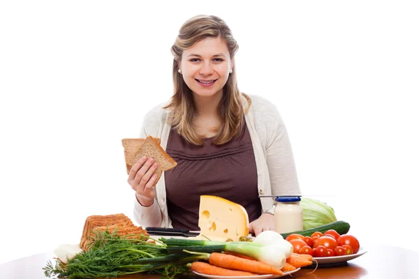 Glad kvinna kommer för att göra smörgåsar — Stockfoto