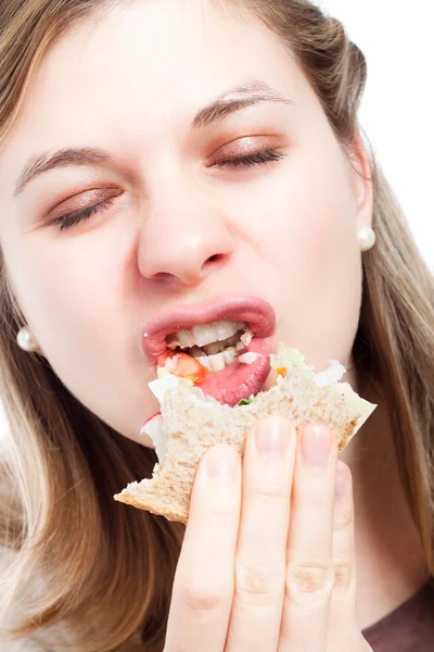 Femme manger sandwich — Photo