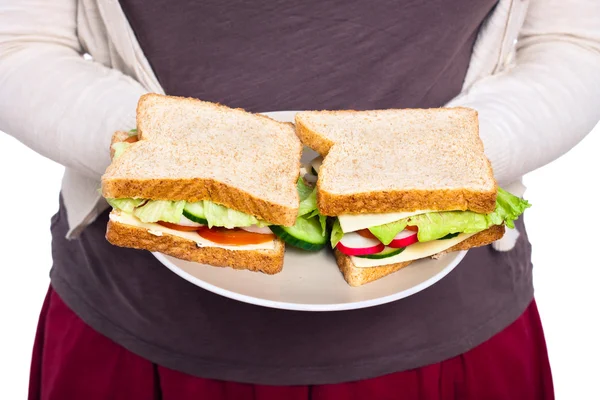 Mulher segurando prato com sanduíches — Fotografia de Stock