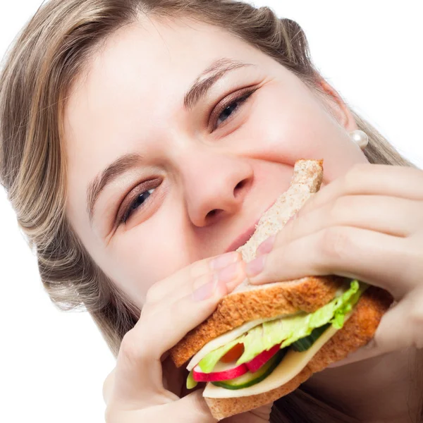 Mulher feliz comendo sanduíche — Fotografia de Stock