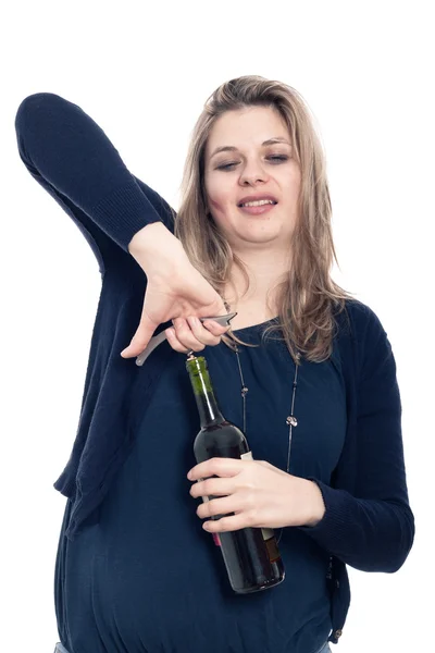 Dronken vrouw opening fles wijn — Stockfoto
