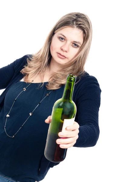 Részeg nő egy üveg borral. — Stock Fotó