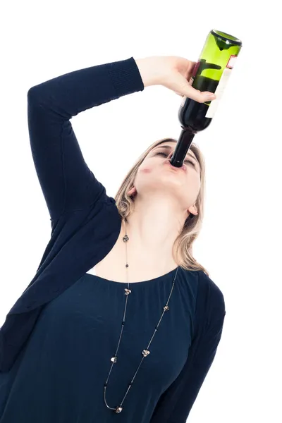 Betrunkene Frau trinkt Wein — Stockfoto