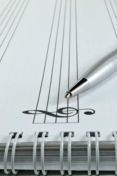 Порожній лист музики з ручкою — стокове фото