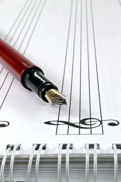 Порожній лист музики з ручкою — стокове фото