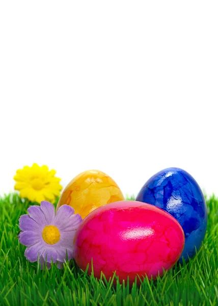 Huevos de Pascua pintados sobre hierba — Foto de Stock