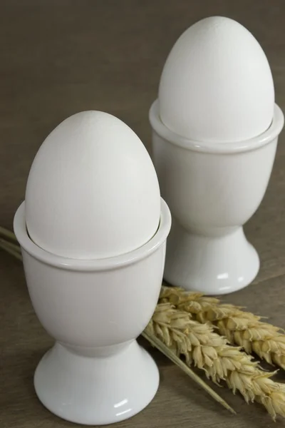 Huevos cocidos en tazas de huevo —  Fotos de Stock