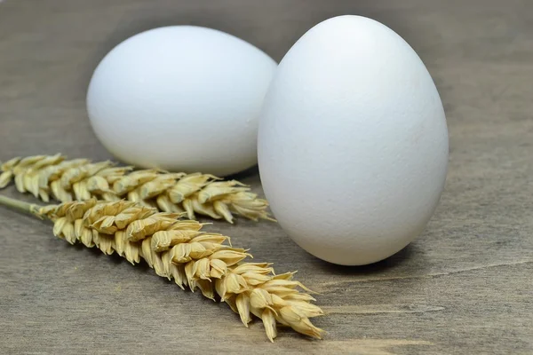 Frische Eier auf einem Holztisch — Stockfoto