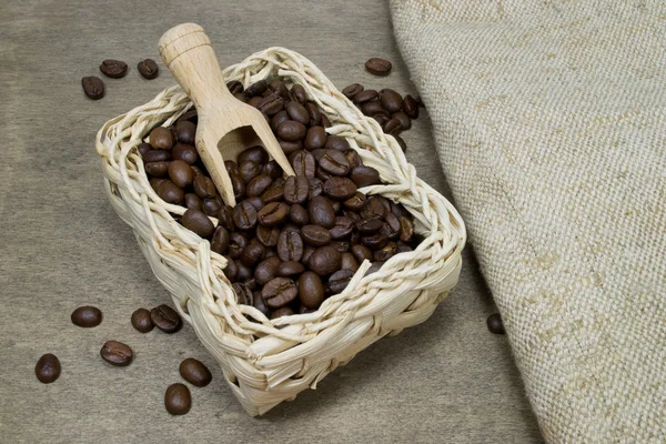 Свежие кофейные зерна в корзине — стоковое фото