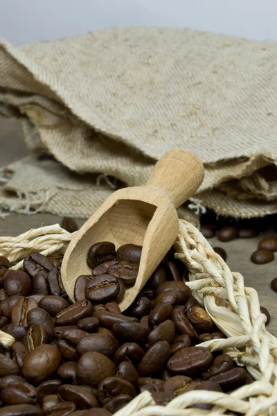 Кофейная фасоль в корзине — стоковое фото