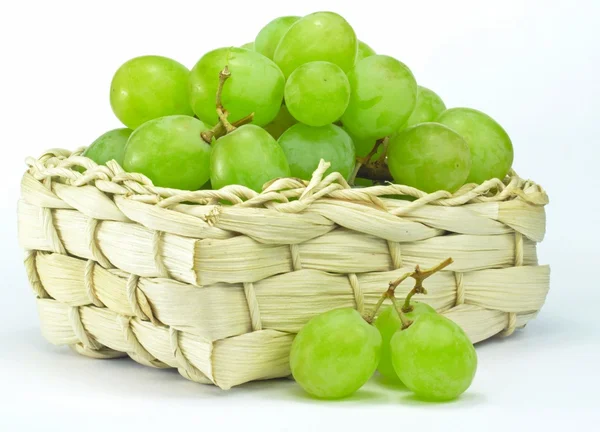 Selezione delle uve in un paniere — Foto Stock