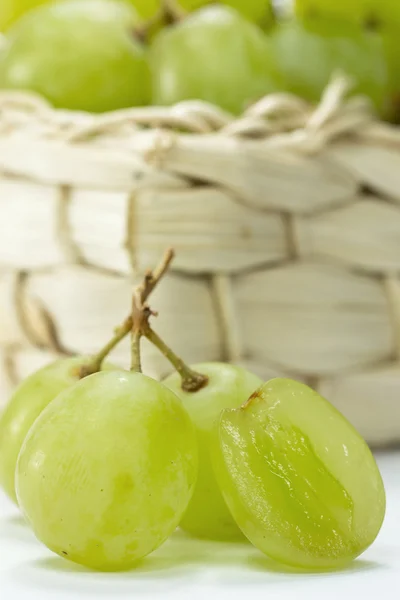 Selectie van druiven in een mand — Stok fotoğraf