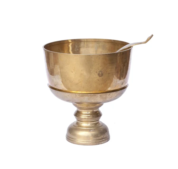 在白色背景上的黄铜碗 — 图库照片