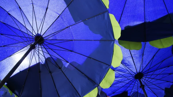 Parapluies bleu fond — Photo