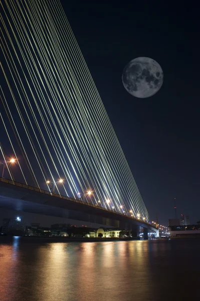 gece gökyüzünde dolunay ile bina ofis aşağıdan göster