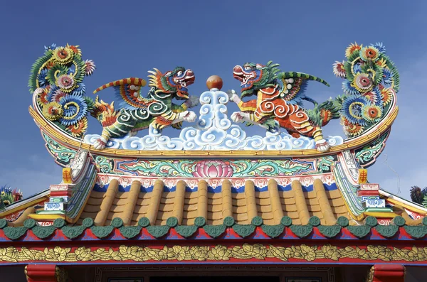 Escultura de dragones en el techo del templo tailandés —  Fotos de Stock