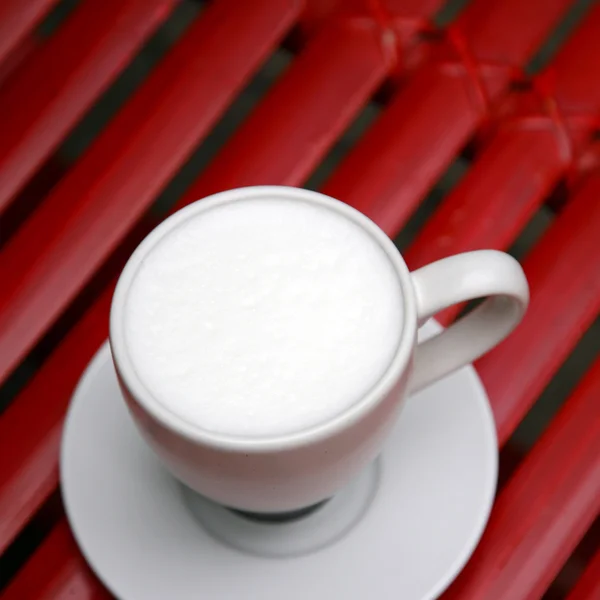 Nära håll varm mjölk cup Royaltyfria Stockbilder